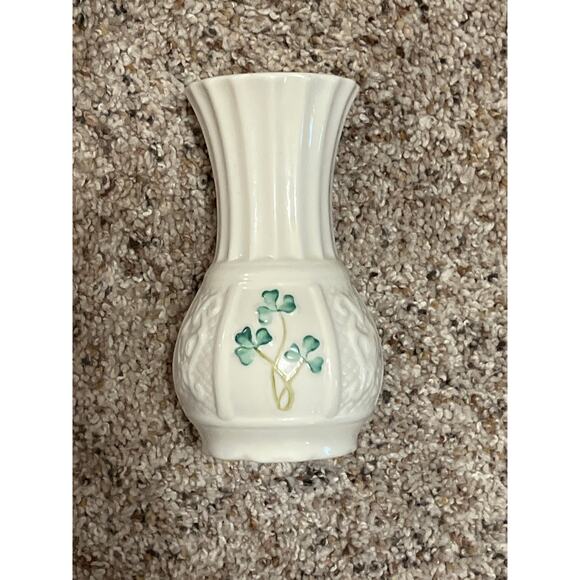 Belleek Shamrock Vase. Vintage 1989 - Picture 5 of 6